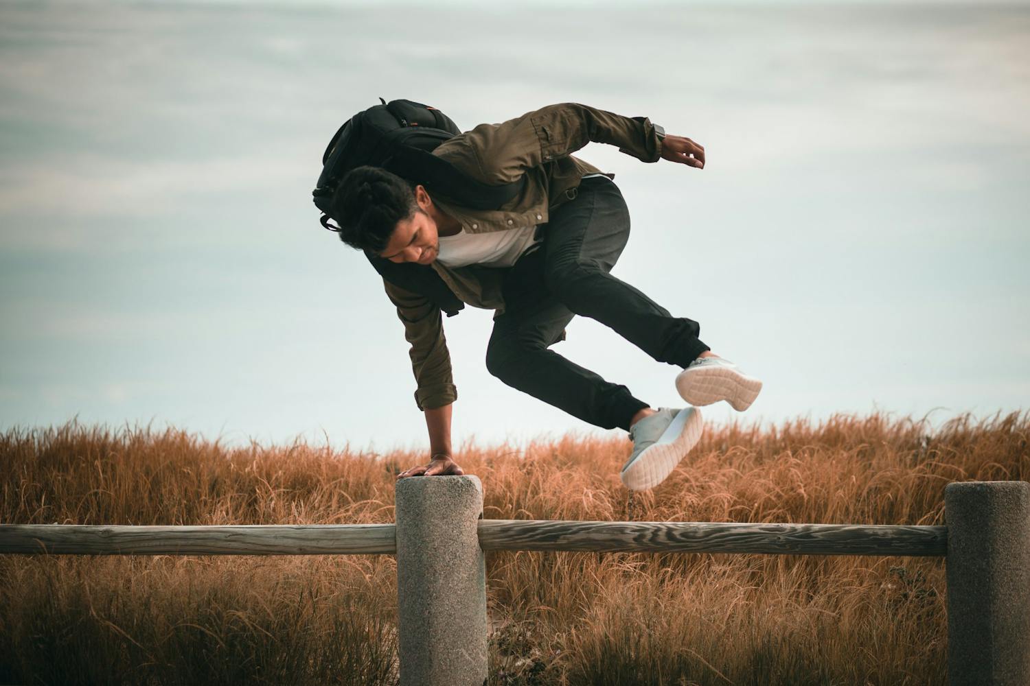 Man hoppar över staket.